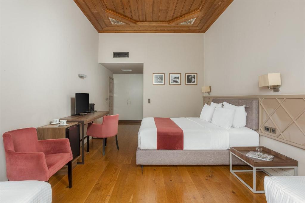 The Lake Hotel - Resim 33