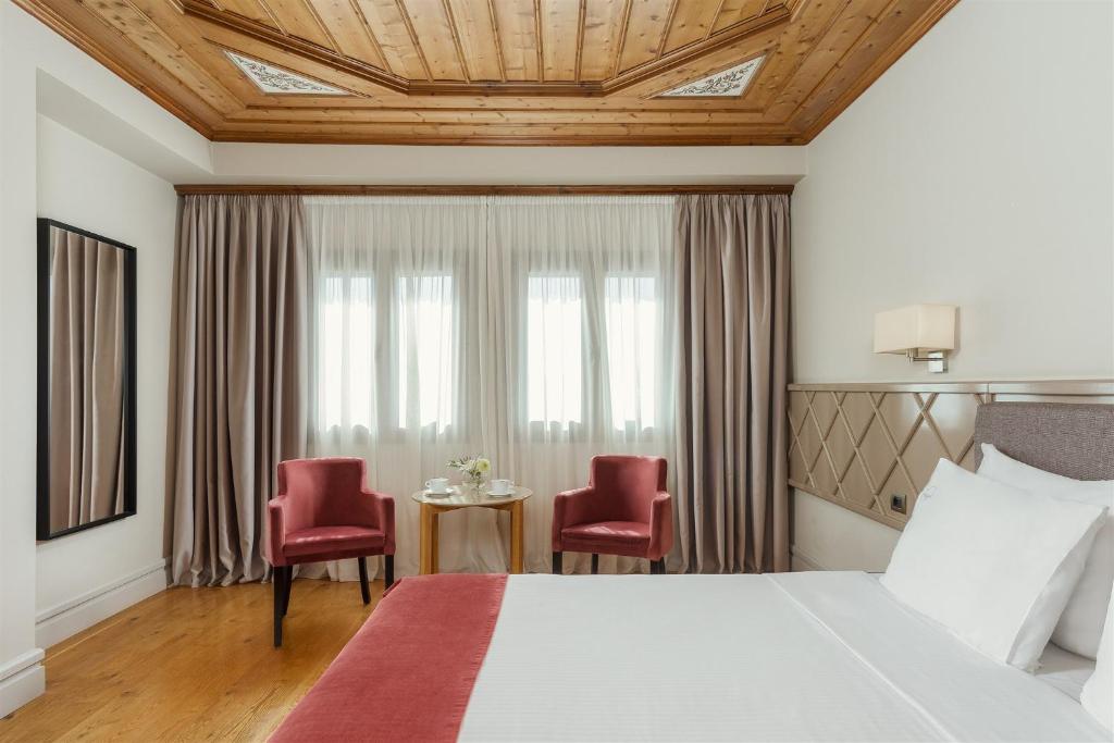 Postel nebo postele na pokoji v ubytování The Lake Hotel