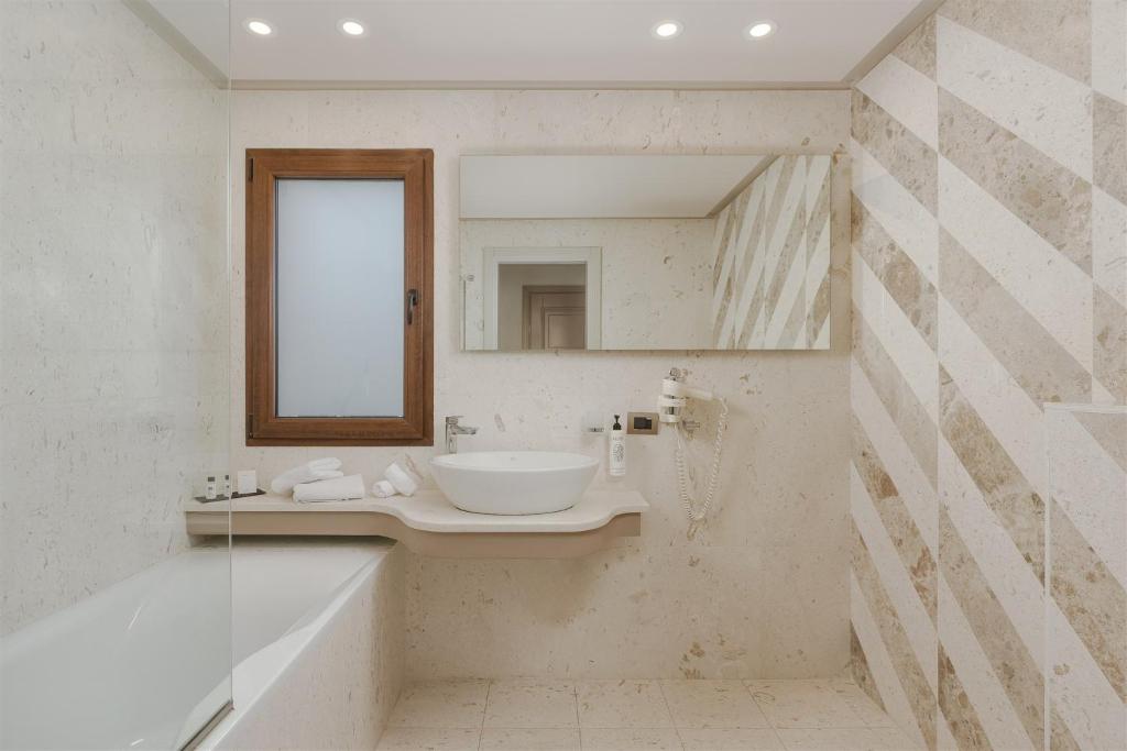 The Lake Hotel - Resim 44