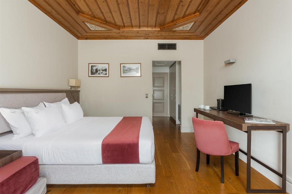 The Lake Hotel - Resim 39