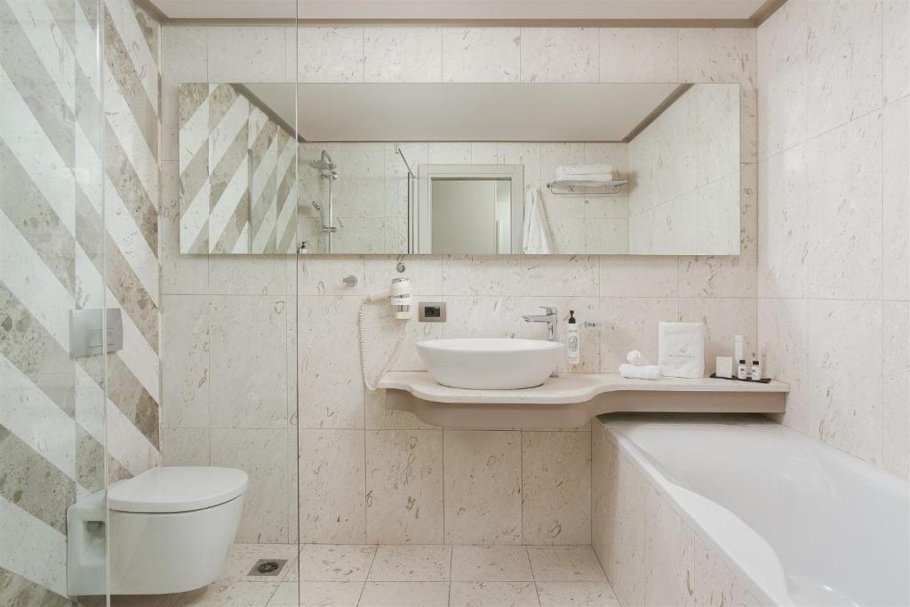 The Lake Hotel - Resim 42