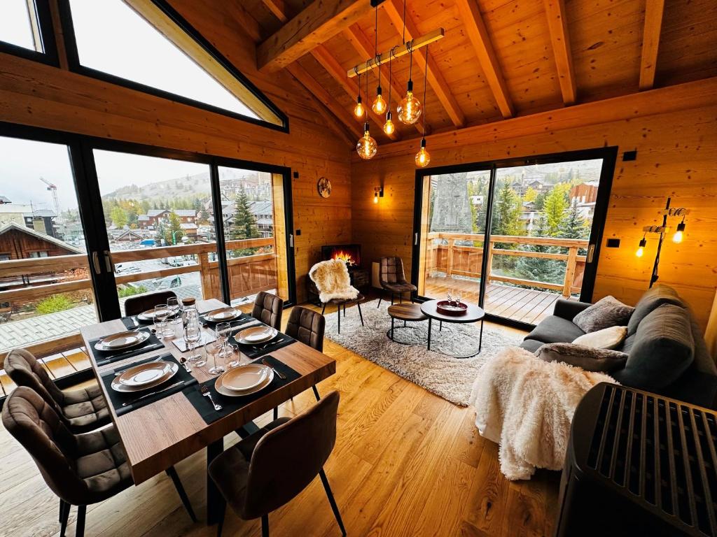 un salon avec une table et une grande fenêtre dans l'établissement Duplex d'exception 8 personnes 83m2 au pied des pistes, proche commerces - Résidence Le Skieur, à Les Deux Alpes