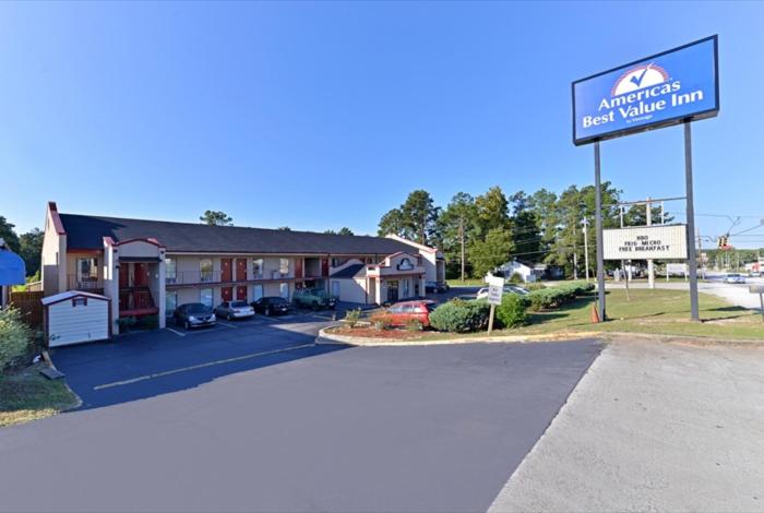 una locanda con un cartello davanti di Americas Best Value Inn - Augusta / South ad Augusta