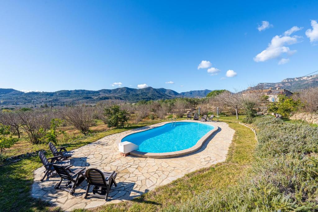 an overhead view of a swimming pool with chairs around it at Mas Fullat casa rural Alforja in Alforja