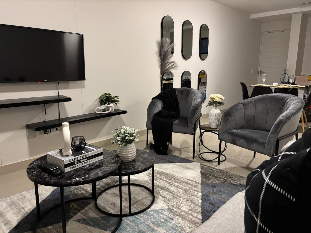 Μια τηλεόραση ή/και κέντρο ψυχαγωγίας στο Orion Luxury Apartment Accommodation