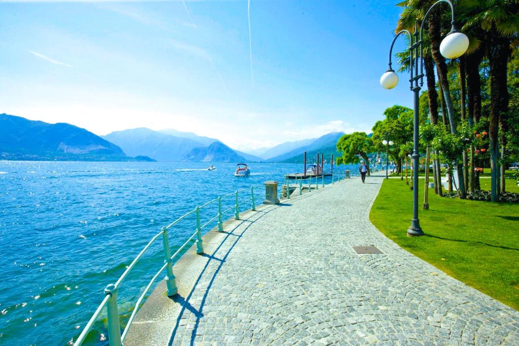 a walkway next to a body of water at Casa Vacanza da Nicolo in Pallanza