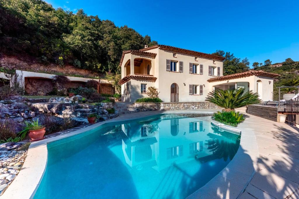 une piscine devant une maison dans l'établissement Domaine Soleu - piscine et vue montagnes, à Montauroux