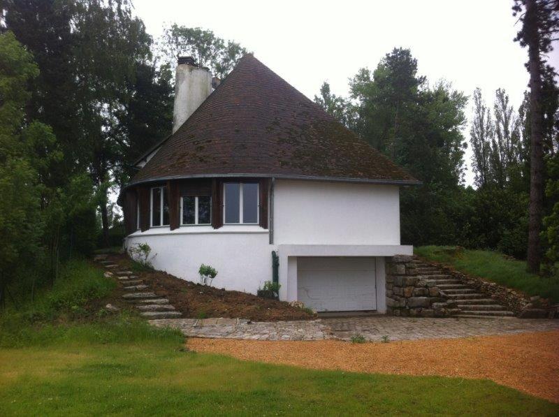 une petite maison blanche avec un grand garage dans l'établissement Gite de la Demi Lune, à Le Tremblay-le-Vicomte
