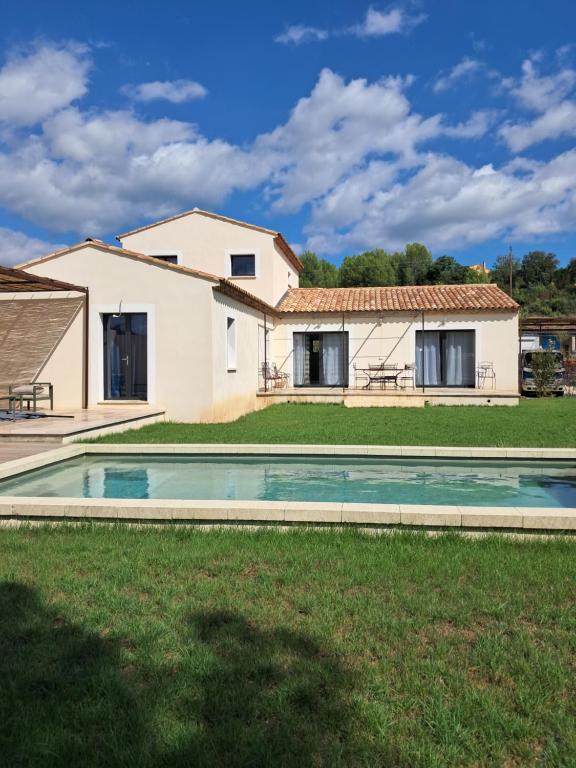 ein Haus mit einem Swimmingpool im Hof in der Unterkunft Villa SOFIA in Saint-Saturnin-dʼApt