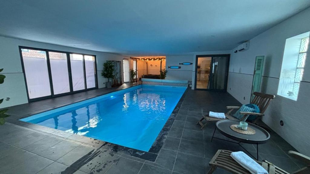 Bazén v ubytování Superbe studio privée au calme avec piscine et spa nebo v jeho okolí