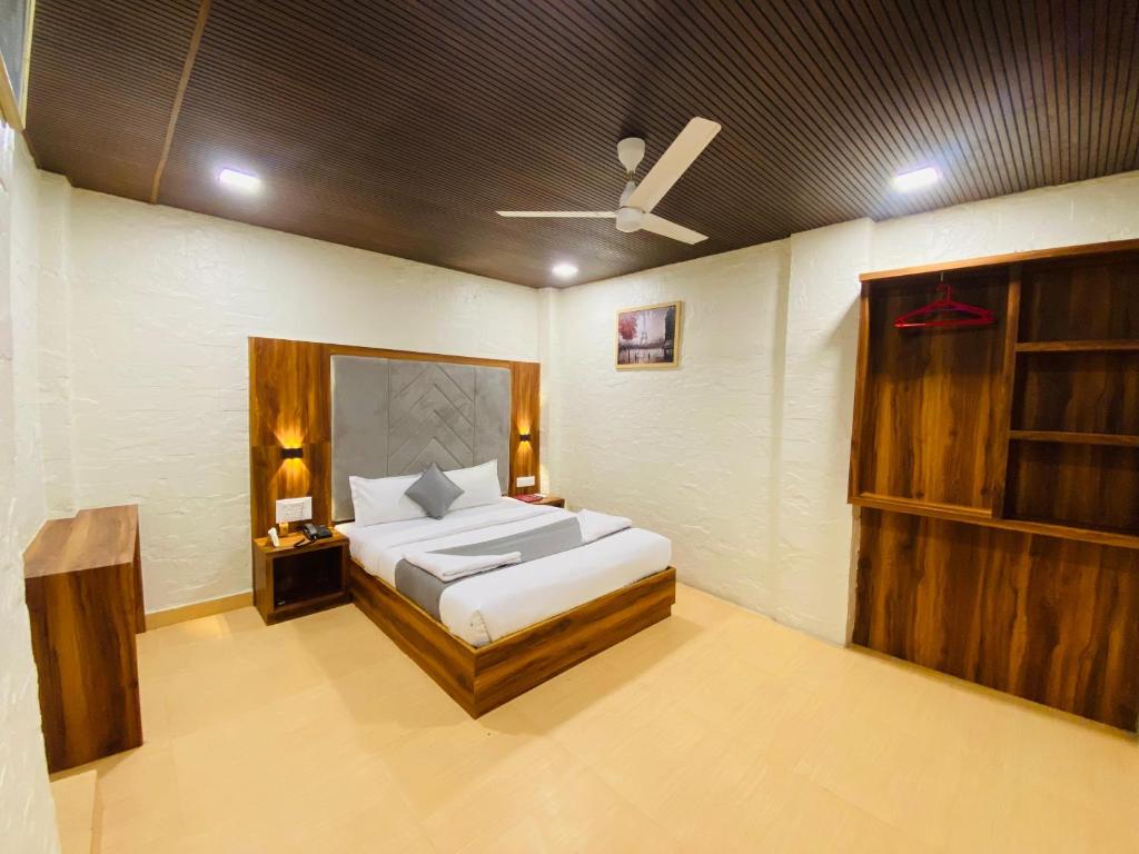 Postel nebo postele na pokoji v ubytování Hotel AVK-Near Kokilaben Hospital & Versova Beach- Rooms with Kitchen