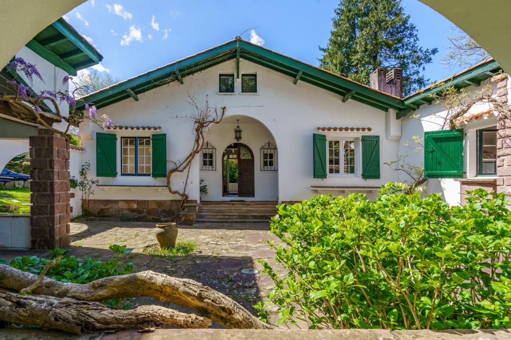 Maison blanche avec volets verts dans l'établissement Mendizola - 5 chambres - Piscine - Vue montagne, à Sare