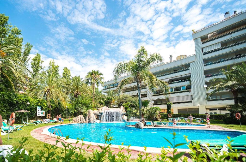 Kolam renang di atau dekat dengan PARAISOL 3 Planet Apartment