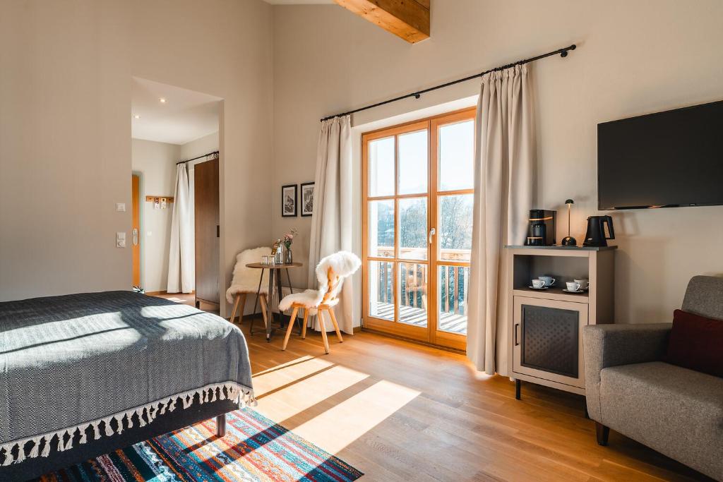 Postel nebo postele na pokoji v ubytování HENRI Country House Kitzbühel