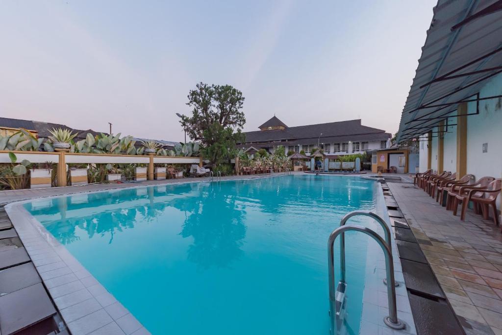 Bazén v ubytování Urbanview Hotel Crown Tasikmalaya by RedDoorz nebo v jeho okolí