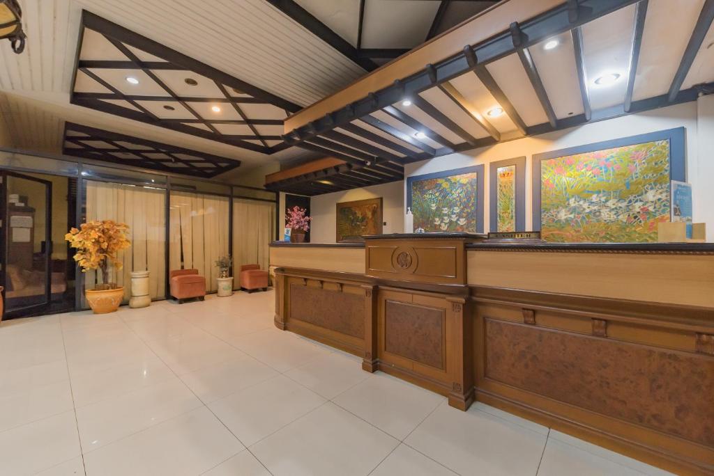 Vstupní hala nebo recepce v ubytování Urbanview Hotel Crown Tasikmalaya by RedDoorz