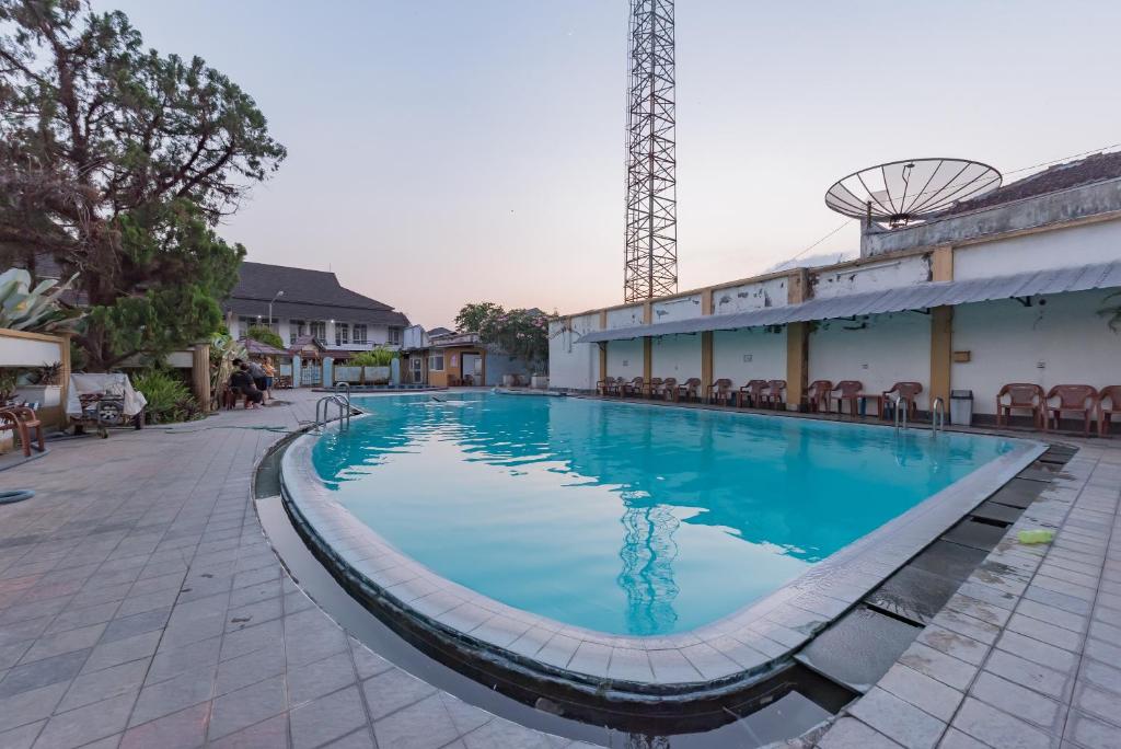 Bazén v ubytování Urbanview Hotel Crown Tasikmalaya by RedDoorz nebo v jeho okolí