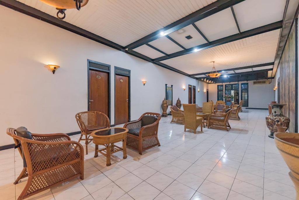 Posezení v ubytování Urbanview Hotel Crown Tasikmalaya by RedDoorz