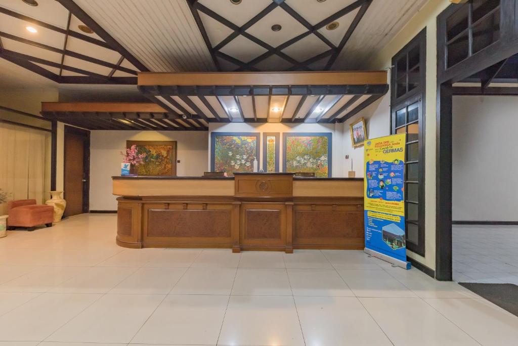 Vstupní hala nebo recepce v ubytování Urbanview Hotel Crown Tasikmalaya by RedDoorz