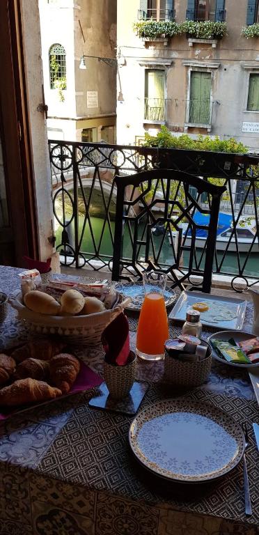 Jedlo v ubytovaní bed & breakfast alebo blízkom okolí