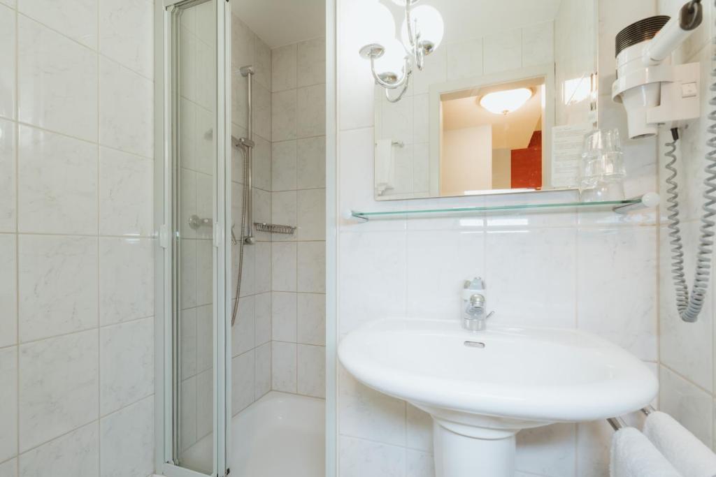 Koupelna v ubytování Parkhotel Schwert