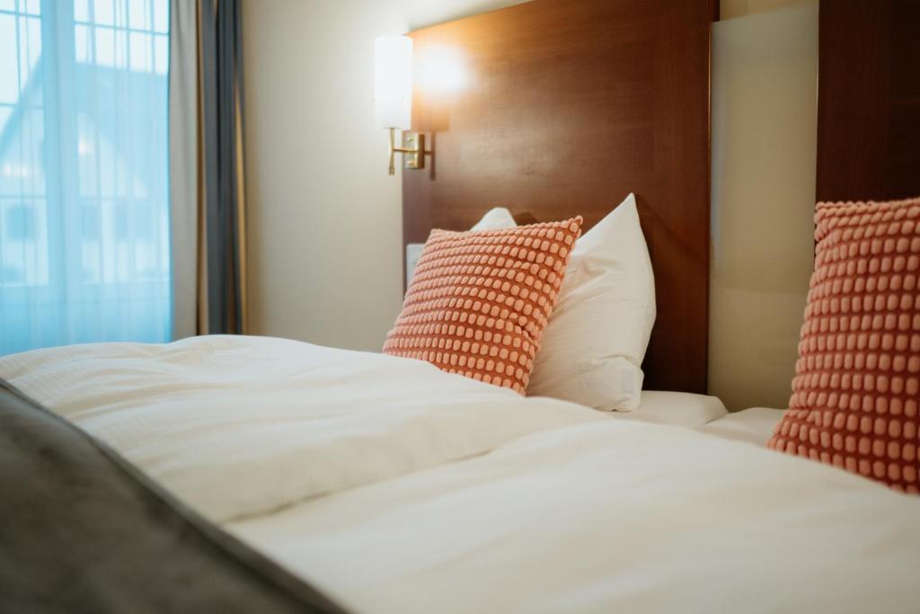 Postel nebo postele na pokoji v ubytování Parkhotel Schwert