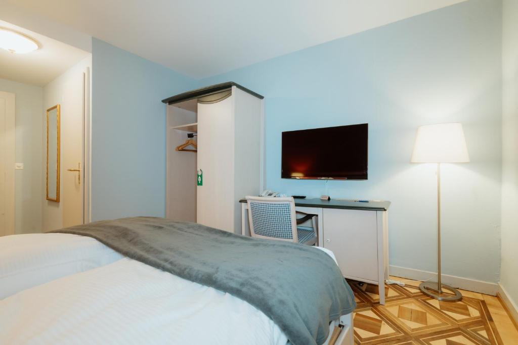 Postel nebo postele na pokoji v ubytování Parkhotel Schwert