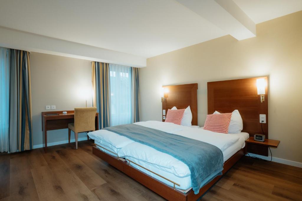 Postel nebo postele na pokoji v ubytování Parkhotel Schwert