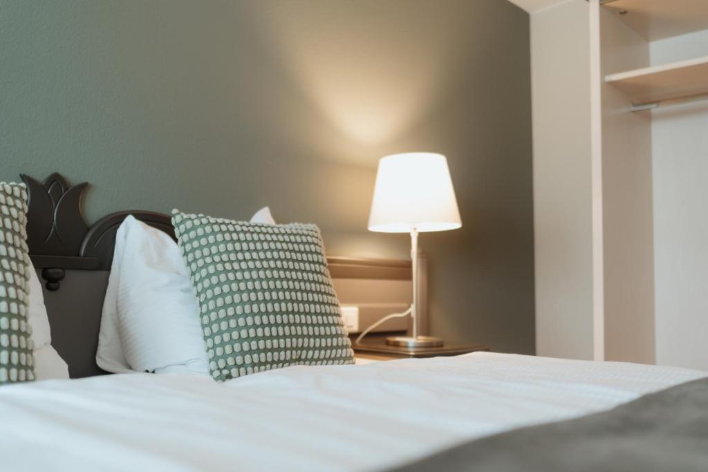 Postel nebo postele na pokoji v ubytování Parkhotel Schwert