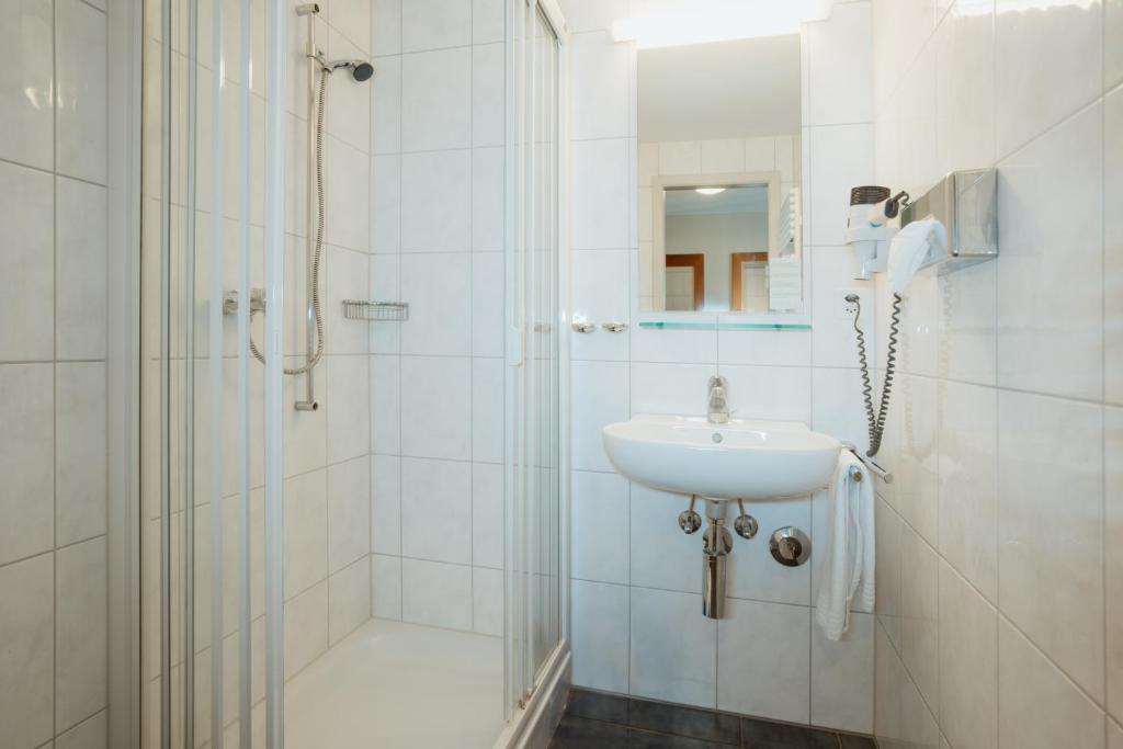 Koupelna v ubytování Parkhotel Schwert