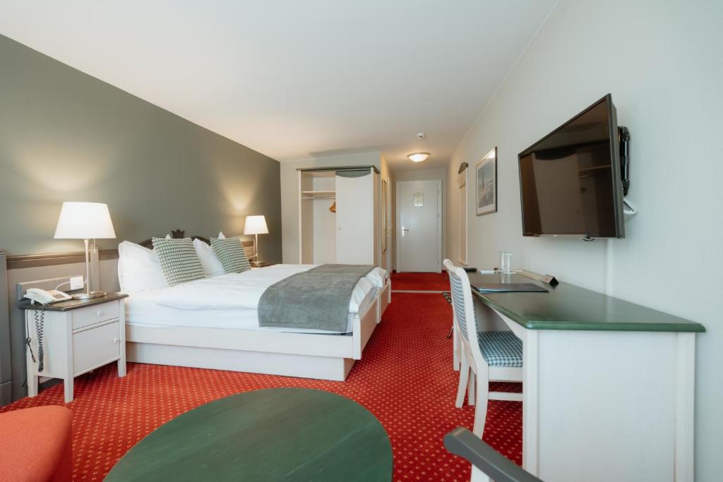 Postel nebo postele na pokoji v ubytování Parkhotel Schwert