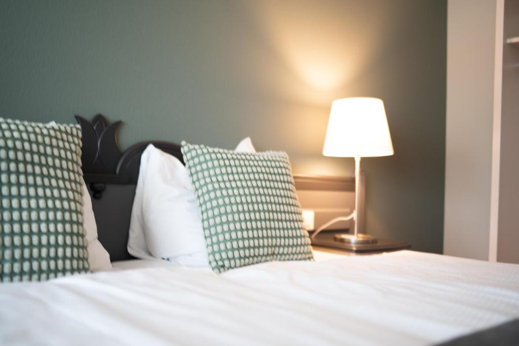 Postel nebo postele na pokoji v ubytování Parkhotel Schwert