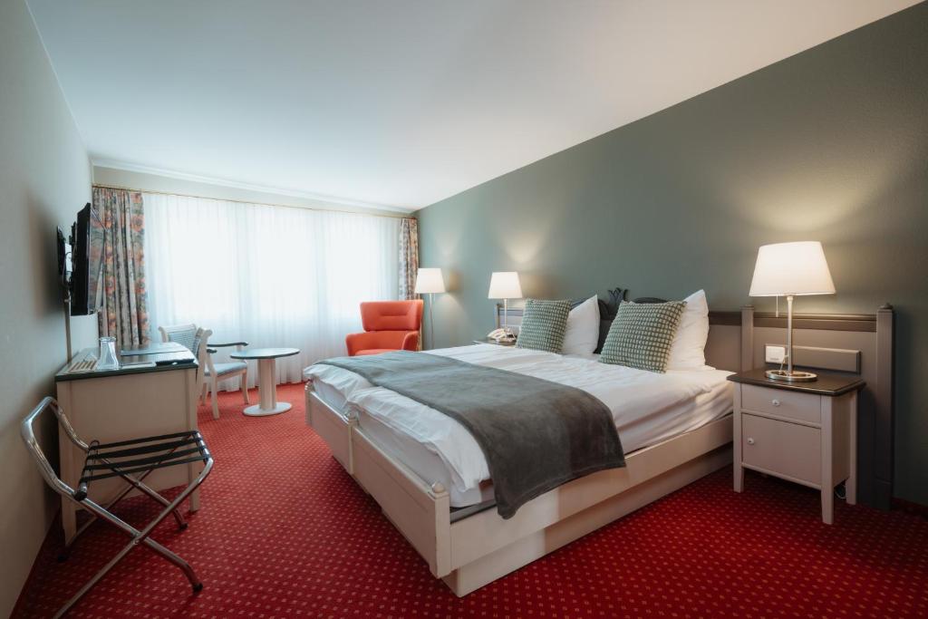 Postel nebo postele na pokoji v ubytování Parkhotel Schwert