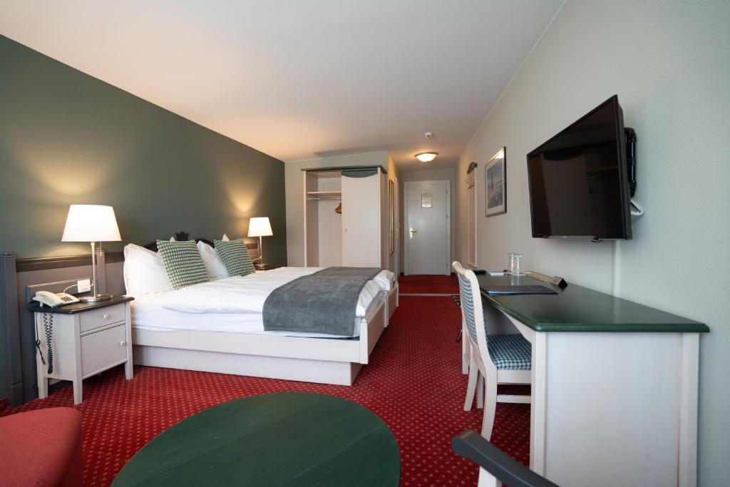 Postel nebo postele na pokoji v ubytování Parkhotel Schwert