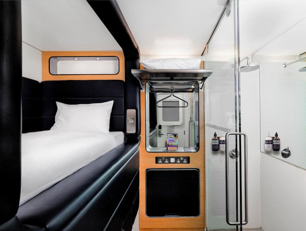 Postel nebo postele na pokoji v ubytování YOTELAIR London Gatwick Airport