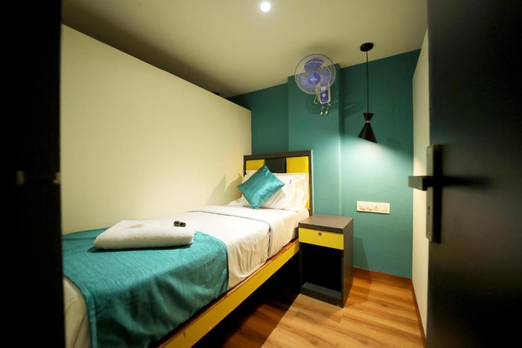 Postel nebo postele na pokoji v ubytování CABIN STAY-SOCIAL HUBZ