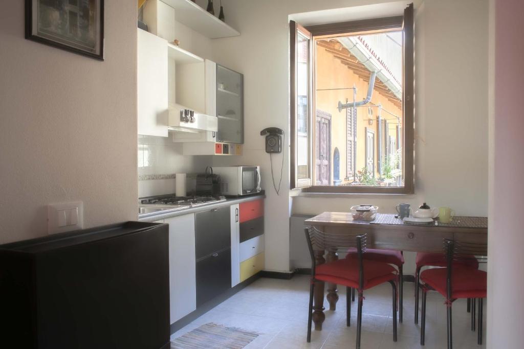 małą kuchnię ze stołem i blatem w obiekcie BnButler - Navigli Apartment - Vicolo Lavandai w Mediolanie