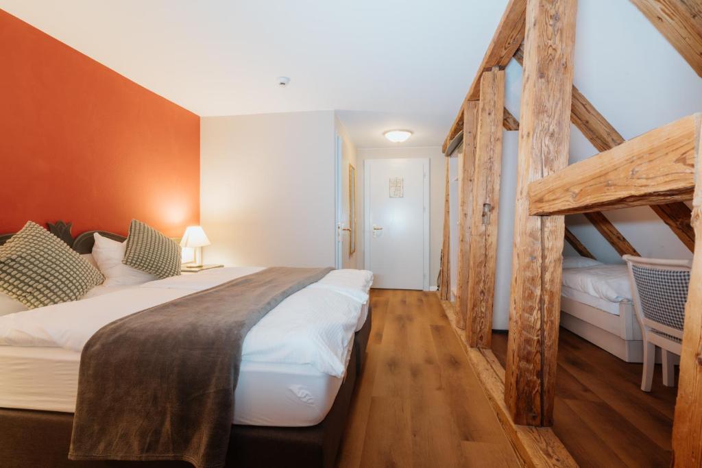 Postel nebo postele na pokoji v ubytování Parkhotel Schwert