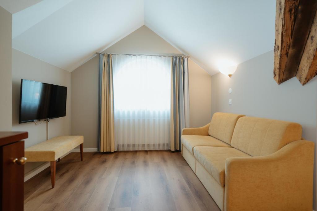 TV a/nebo společenská místnost v ubytování Parkhotel Schwert