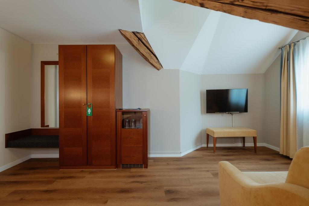 TV a/nebo společenská místnost v ubytování Parkhotel Schwert