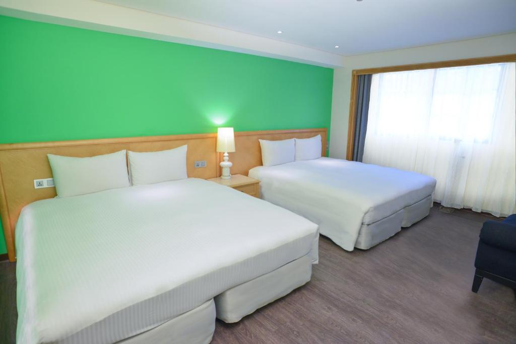 Postel nebo postele na pokoji v ubytování Green World Triple Beds