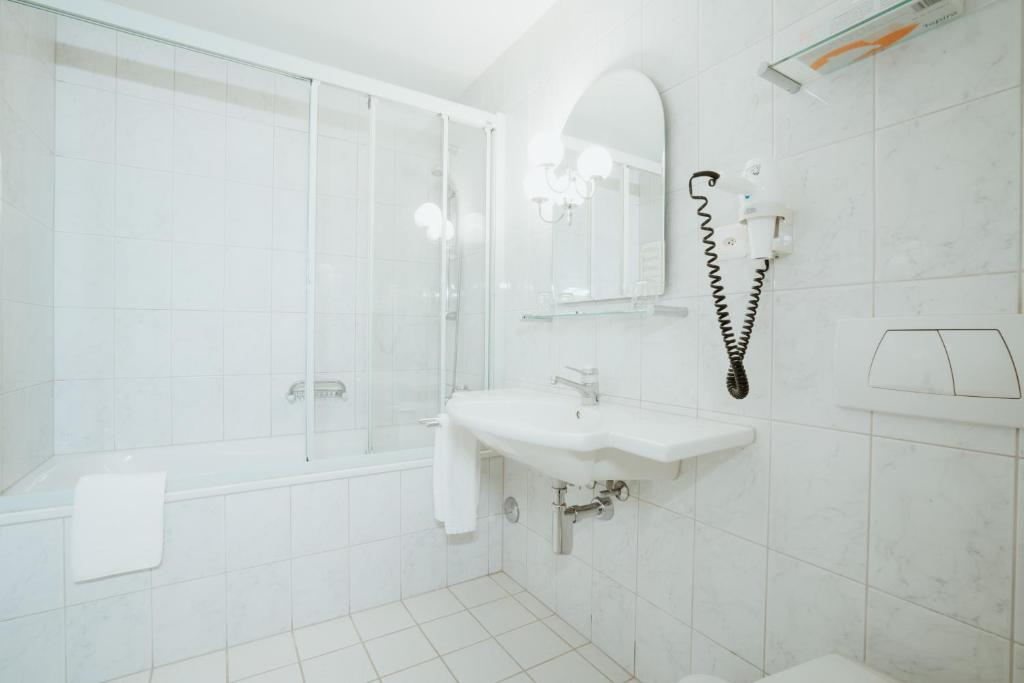 Koupelna v ubytování Parkhotel Schwert