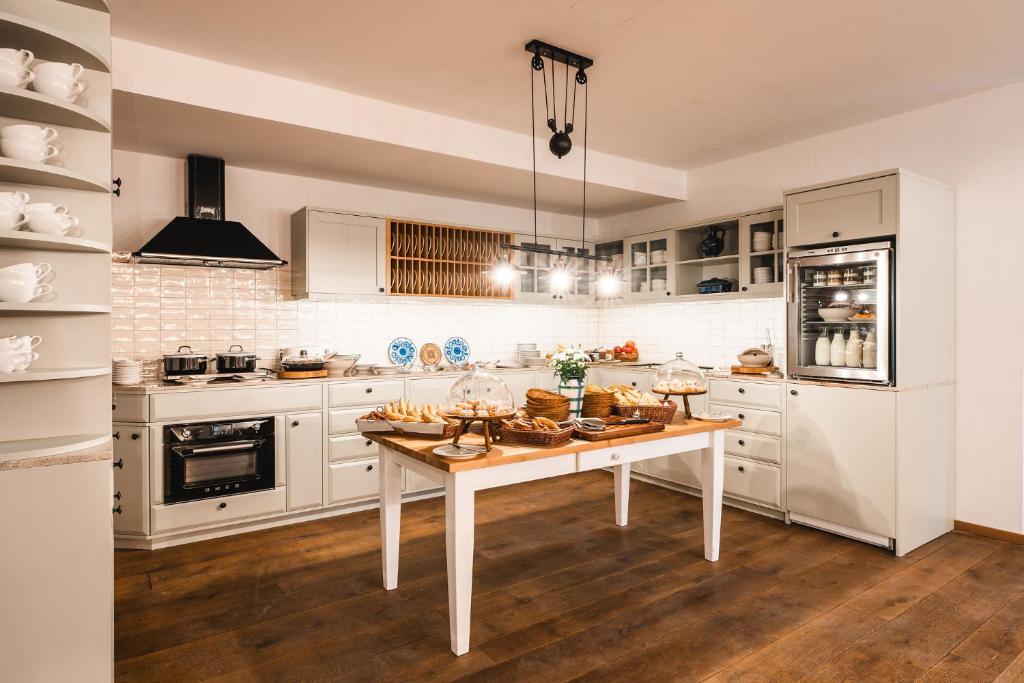Kuchyň nebo kuchyňský kout v ubytování HENRI Country House Kitzbühel