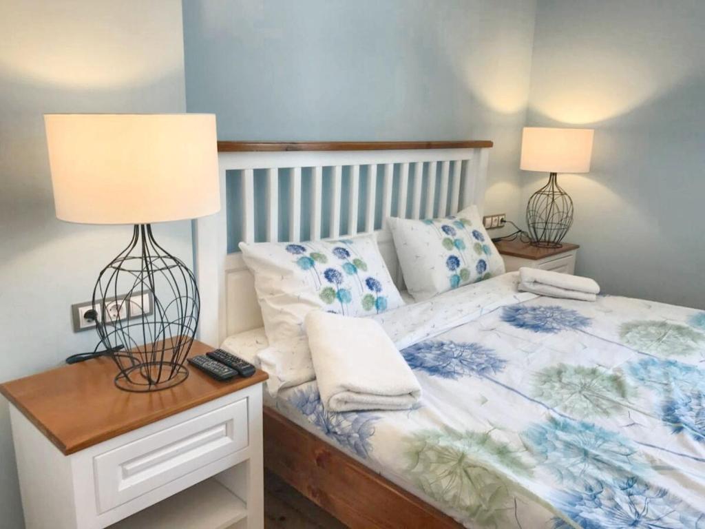 una camera con un letto e due lampade sul comodino di Charming Apartment Sofia 100m² a Sofia