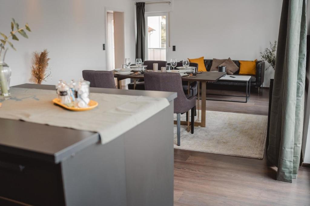 un salon avec une table et une salle à manger dans l'établissement Smart & Stay Living, à Mörlenbach