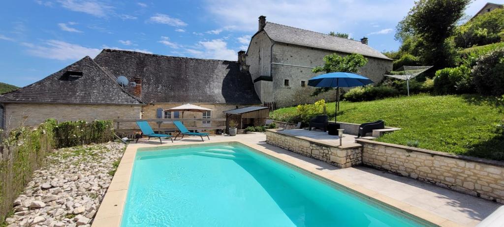 Bazén v ubytování Coeur de village, maison pour 8 avec piscine nebo v jeho okolí