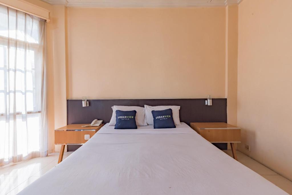 Postel nebo postele na pokoji v ubytování Urbanview Hotel Crown Tasikmalaya by RedDoorz