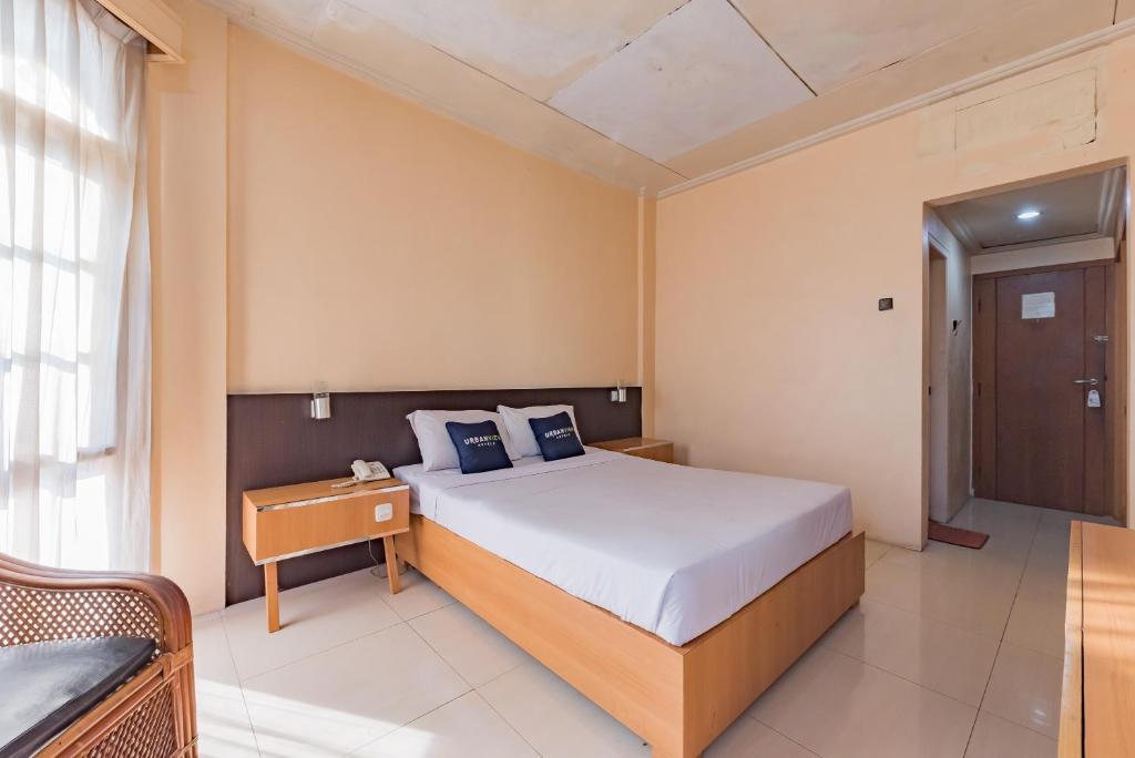 Postel nebo postele na pokoji v ubytování Urbanview Hotel Crown Tasikmalaya by RedDoorz