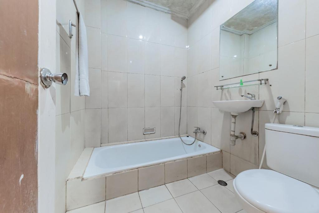 Koupelna v ubytování Urbanview Hotel Crown Tasikmalaya by RedDoorz