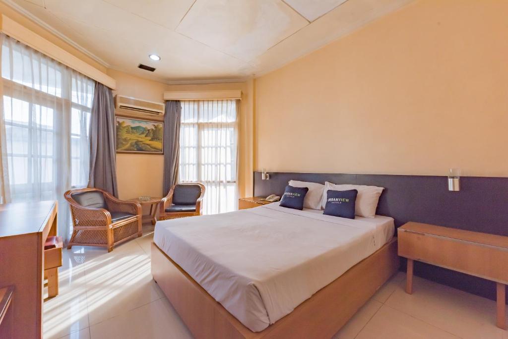 Postel nebo postele na pokoji v ubytování Urbanview Hotel Crown Tasikmalaya by RedDoorz